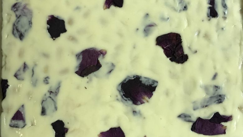 牛轧糖🍬🌹玫瑰花馅🌹,均匀后入冰箱冷藏2小时。