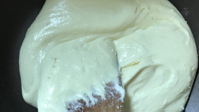 牛轧糖🍬🌹玫瑰花馅🌹,翻拌至奶粉与棉花糖完全混匀。