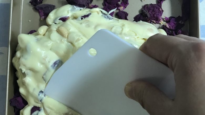 牛轧糖🍬🌹玫瑰花馅🌹,关火把糖转移到不沾铁盘上。