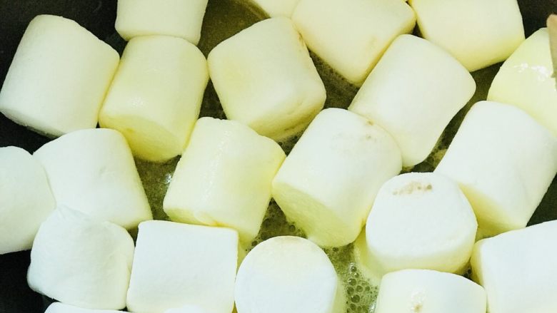 牛轧糖🍬🌹玫瑰花馅🌹,加入<a style='color:red;display:inline-block;' href='/shicai/ 6083'>棉花糖</a>翻拌至融化。