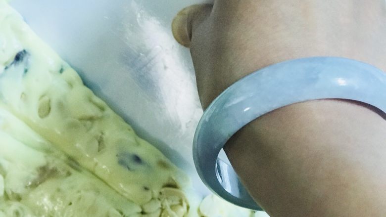 牛轧糖🍬🌹玫瑰花馅🌹,用刮板按匀。