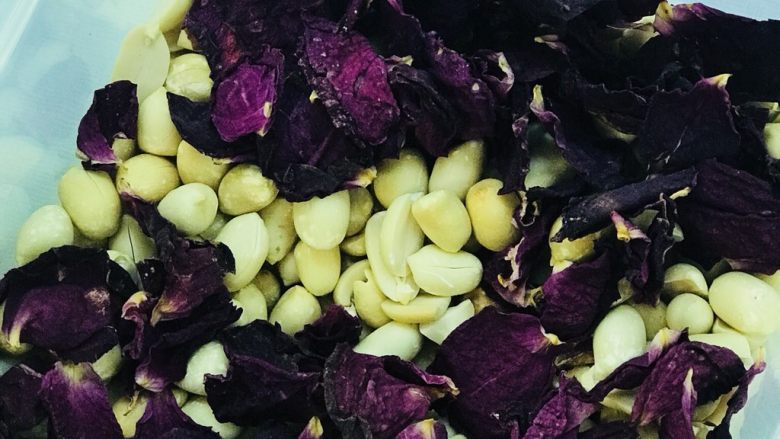 牛轧糖🍬🌹玫瑰花馅🌹,另一半与花生🥜混合。