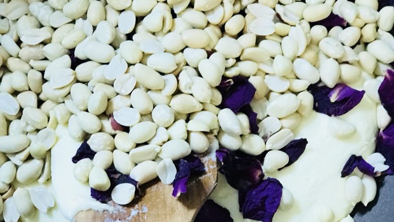 牛轧糖🍬🌹玫瑰花馅🌹,加入花生玫瑰花🌹翻拌。