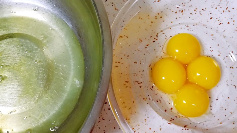 酸奶戚风蛋糕,蛋清蛋黄分离。