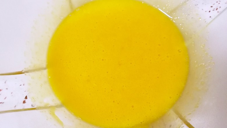 酸奶戚风蛋糕,蛋黄里面加入15g的细砂糖，用手动打蛋器搅打均匀。