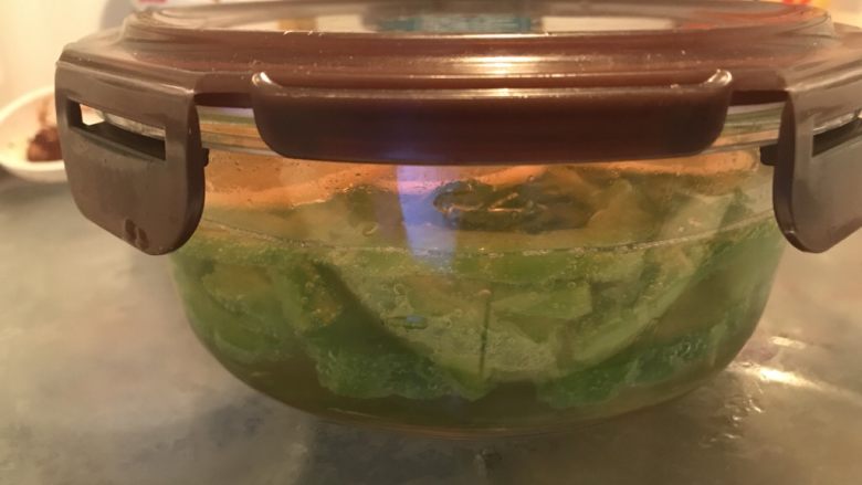 清爽脆的雪碧苦瓜,盖上盖子,冰箱冷藏2小时。