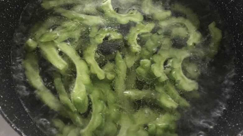 清爽脆的雪碧苦瓜,把苦瓜倒入,焯水1分钟捞起,不能焯太久,口感会不脆。