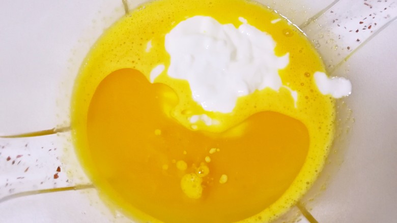 酸奶戚风蛋糕,加入酸奶和<a style='color:red;display:inline-block;' href='/shicai/ 140122'>玉米油</a>继续搅打，直到蛋黄、酸奶和<a style='color:red;display:inline-block;' href='/shicai/ 140122'>玉米油</a>完全融合。