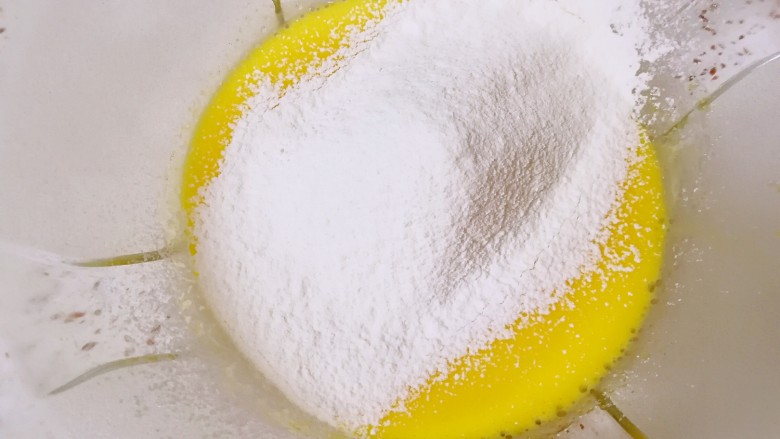 酸奶戚风蛋糕,筛入<a style='color:red;display:inline-block;' href='/shicai/ 548'>低筋面粉</a>，用手动打蛋器呈Z字形来回搅动，切记不要转圈搅拌，以免起筋。