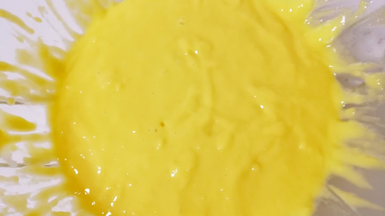 酸奶戚风蛋糕, 搅动至无干粉无颗粒，食材完全融合，放在一边备用。