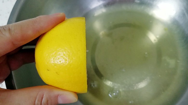 酸奶戚风蛋糕,蛋清里面挤入10滴<a style='color:red;display:inline-block;' href='/shicai/ 919'>柠檬汁</a>。