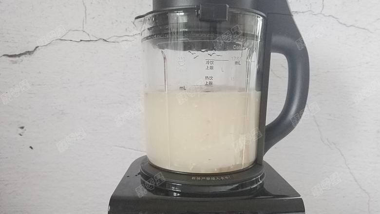 红豆薏仁豆浆,程序结束之后机器发出滴滴的提示音,祛湿排毒豆浆就做好啦