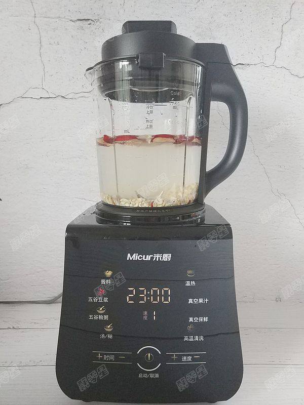 红豆薏仁豆浆,选择五谷豆浆程序,选好后按下启动键开始