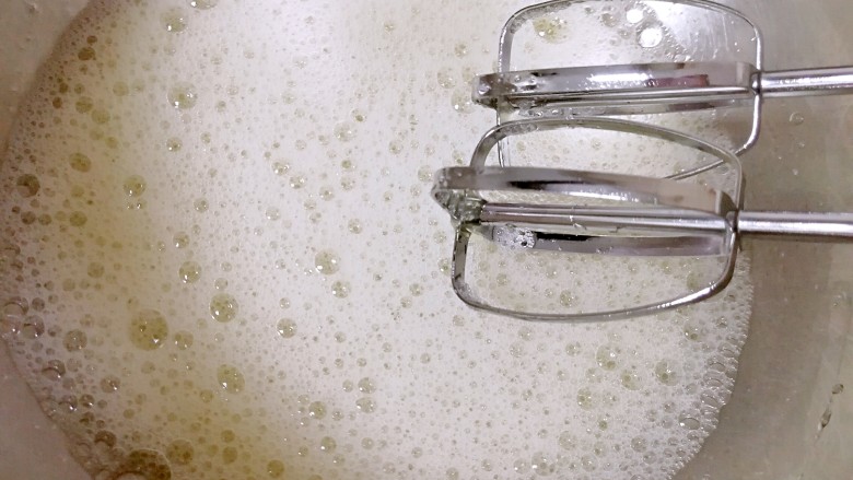 酸奶戚风蛋糕, 用电动打蛋器低速打发至粗泡状。