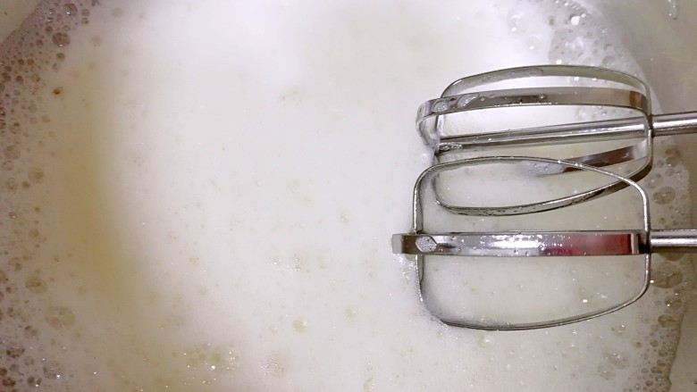 酸奶戚风蛋糕, 加入20g细砂糖，用电动打蛋器低速打发一分钟。
