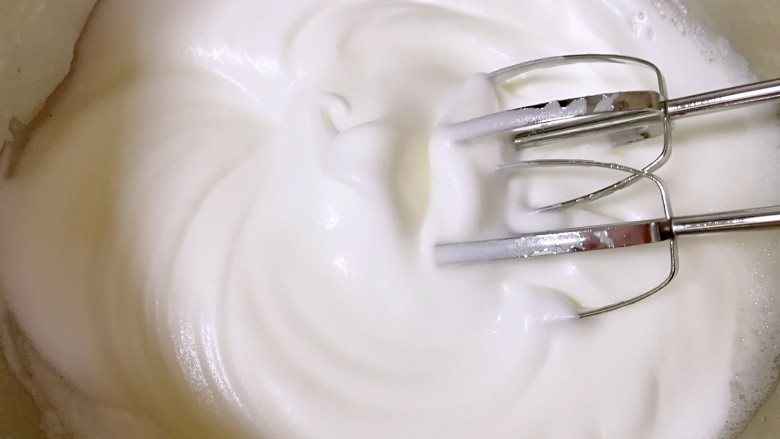 酸奶戚风蛋糕,第二次加入20g的细砂糖，用电动打蛋器高速打发两分钟。