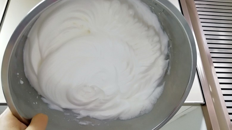 酸奶戚风蛋糕,最后加入剩下的20g细砂糖，用电动打蛋器高速打发三分钟，倒扣打蛋盆，蛋白不会流动就好了。