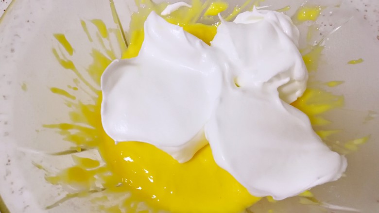 酸奶戚风蛋糕, 打发好的蛋白取三分之一加入到蛋黄糊里面，用硅胶刮刀采用切拌和翻拌的方法混合均匀。