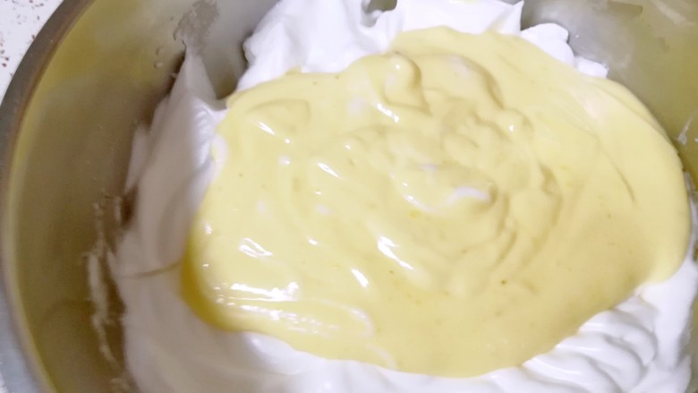 酸奶戚风蛋糕,再把混合好的蛋黄糊倒回剩下的三分之二蛋白里面，继续混合均匀，烤箱上管155度下管165度预热。