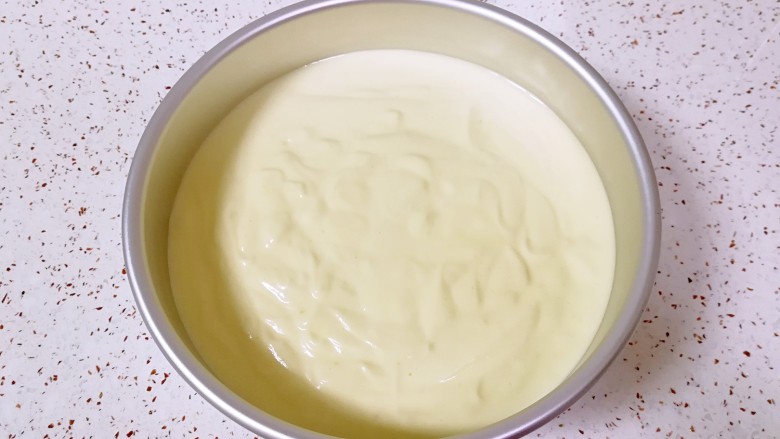 酸奶戚风蛋糕,准备好8寸的阳极活底模具，从模具中间开始，慢慢倒入蛋糕糊，倒完之后从高处垂直摔几下震出大气泡，送入预热好的烤箱，中下层上管155度下管165度烤40分钟。