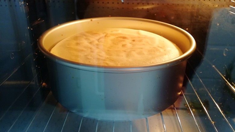 酸奶戚风蛋糕,这是烤了10分钟的时候，蛋糕已经发起来了。