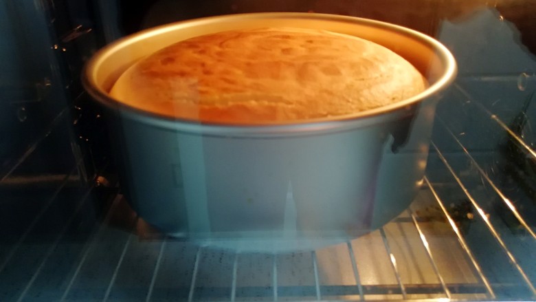 酸奶戚风蛋糕, 25分钟的时候，裂了一条缝。