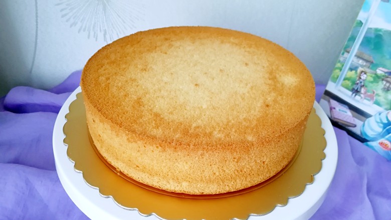 酸奶戚风蛋糕,完整脱模的酸奶戚风蛋糕。