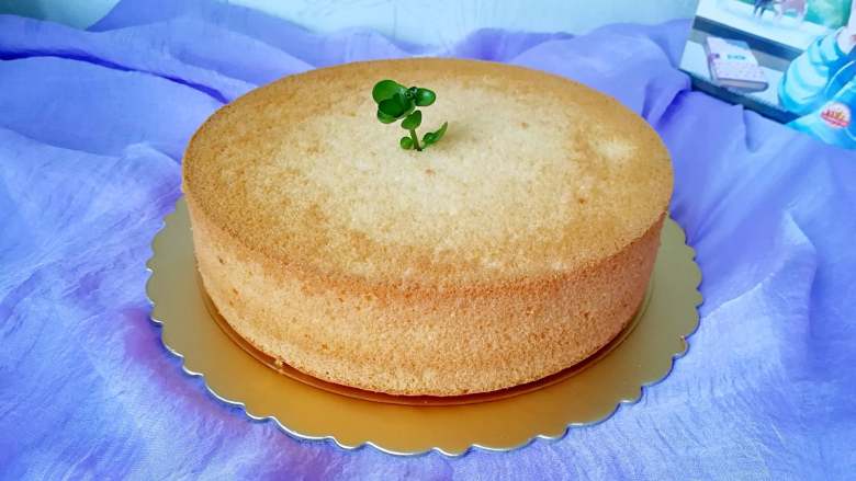 酸奶戚风蛋糕,点缀一点绿色装饰一下。