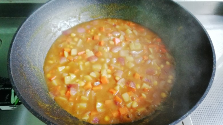 小清新咖喱饭,小火煮至咖喱块溶化,汤汁变浓稠,根据自己口味调咸淡