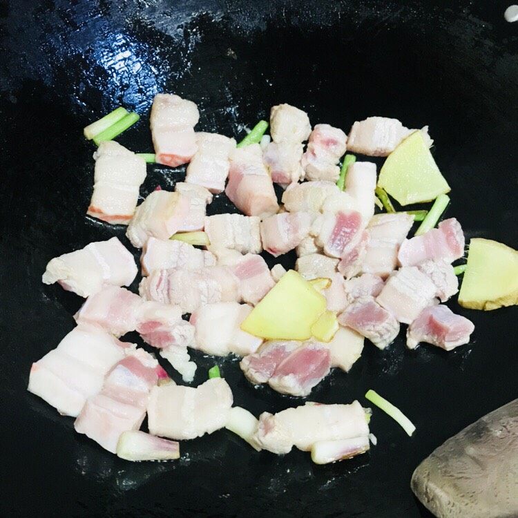 台湾𠧧肉风味粽,把五花肉放入姜葱锅中炒一会儿