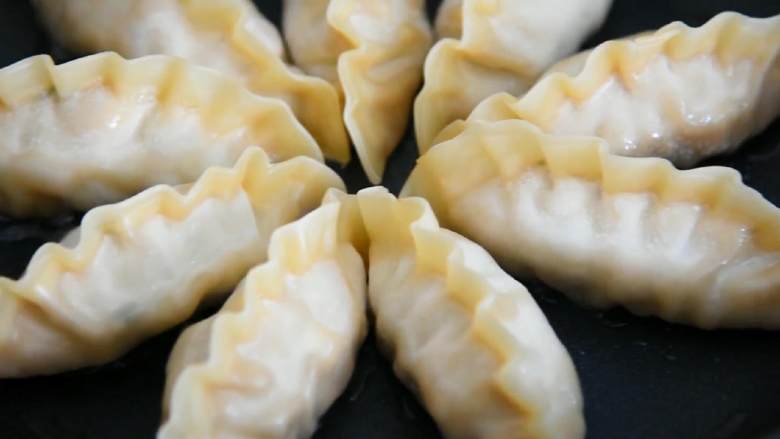 抱蛋煎饺—好看又好吃的煎饺人人爱,摆入煎饺(无需解冻),大火煎1分钟。