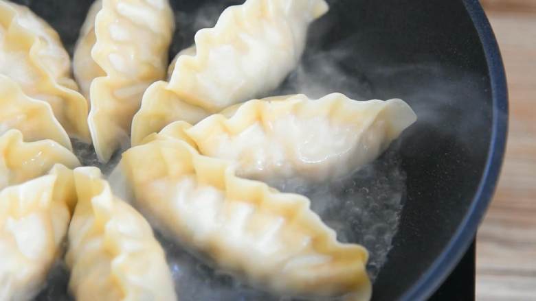 抱蛋煎饺—好看又好吃的煎饺人人爱,倒入开水(水量约到饺子的一半)。