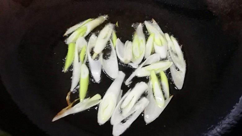 酸辣土豆丝, 炒锅烧热倒入适量的食用油,下入葱丝爆香。