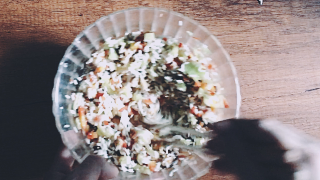 糯米蛋(抖音网红同款),糯米沥干以后,加入炒好的香菇丁与胡萝卜丁,再加入黄瓜丁、盐、生抽老抽、耗油(记住咸淡自己掌握,别太咸了)