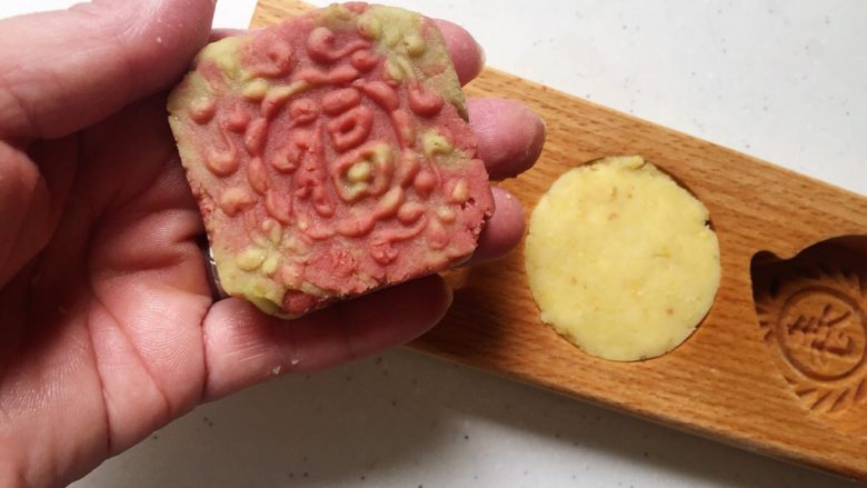 绿豆糕,木头的这种、在桌上磕一下,就倒出来了,很好脱模