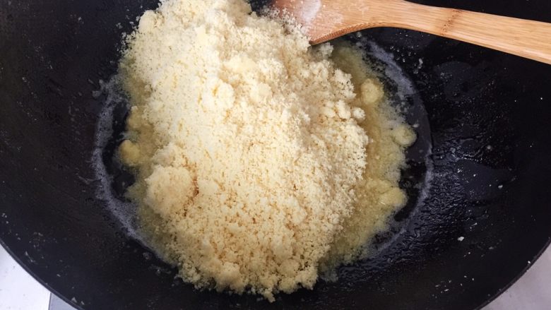绿豆糕,油倒锅里,豆粉倒入