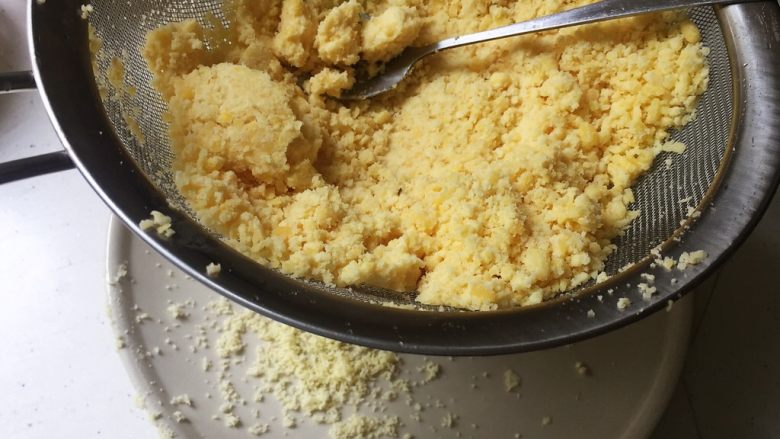 绿豆糕,碾碎之后再过下筛,建议找个网眼稍大一些的,千万别用筛面粉的那个,第一次做的时候我就用的最细的筛面粉的那种,那叫一个辛苦呀,回头想想也是一把心酸泪