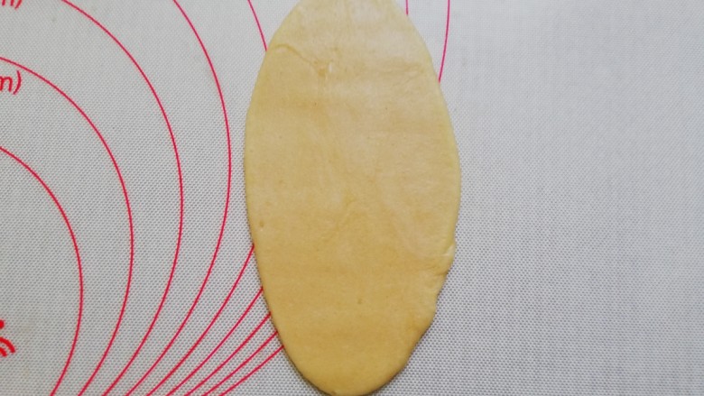芝麻椒盐牛舌饼,收口朝下,擀成长舌状