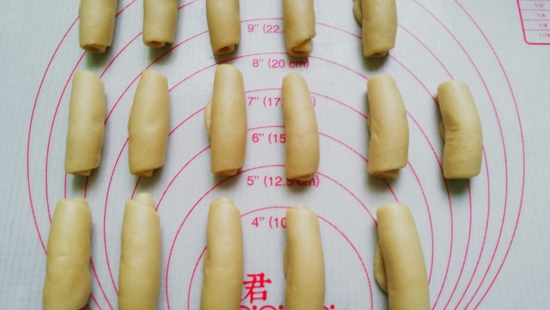 芝麻椒盐牛舌饼,依次做好,盖上保鲜膜松弛20分钟