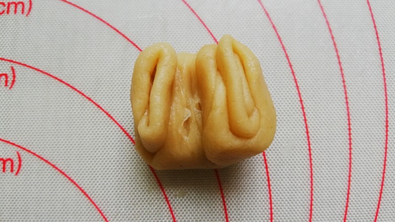 芝麻椒盐牛舌饼,取其中一份,将两边往中间折