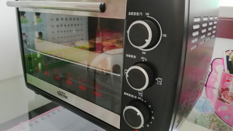 芝麻椒盐牛舌饼,烤箱预热175度,上下火烤15~20分钟