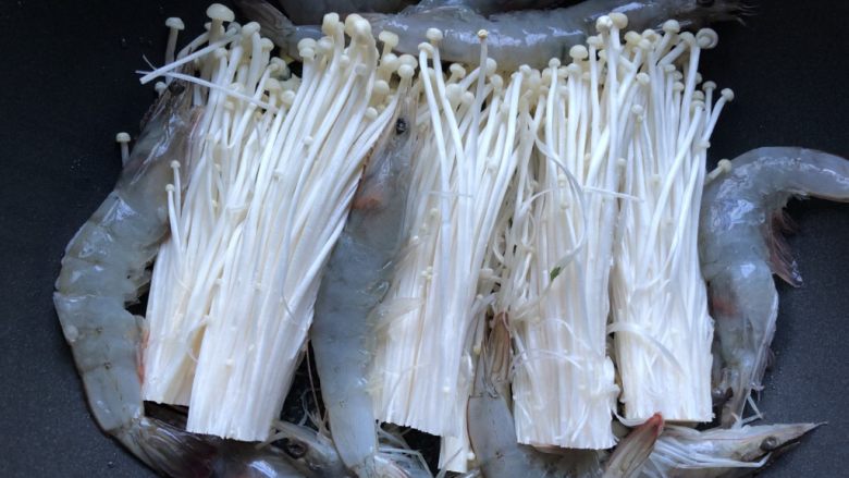 美极蒜味大虾金针菇,铺上金针菇和大虾,美学功底强的童鞋们可以在这一步下些功夫。我就随便摆啦!