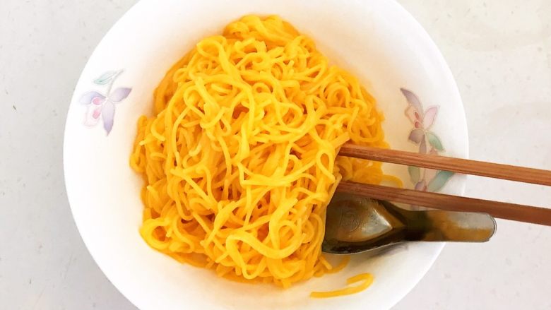 风味炒面 芽菜肉末炒玉米面,调匀,避免玉米面条沾黏