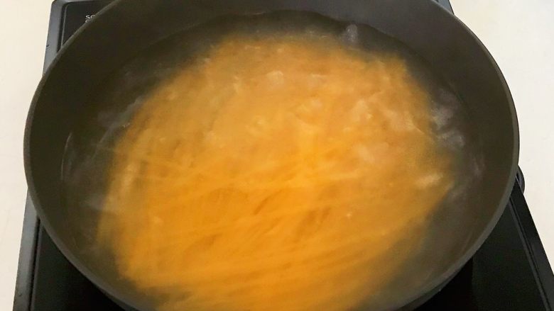 风味炒面 芽菜肉末炒玉米面,锅里加入冷水烧开后加入玉米面条,大火烧开