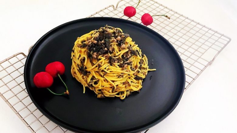 风味炒面 芽菜肉末炒玉米面,这道芽菜肉末炒玉米面芽菜清脆,肉末鲜香,面条筋道,层次感很强,口感独特,非常好吃~