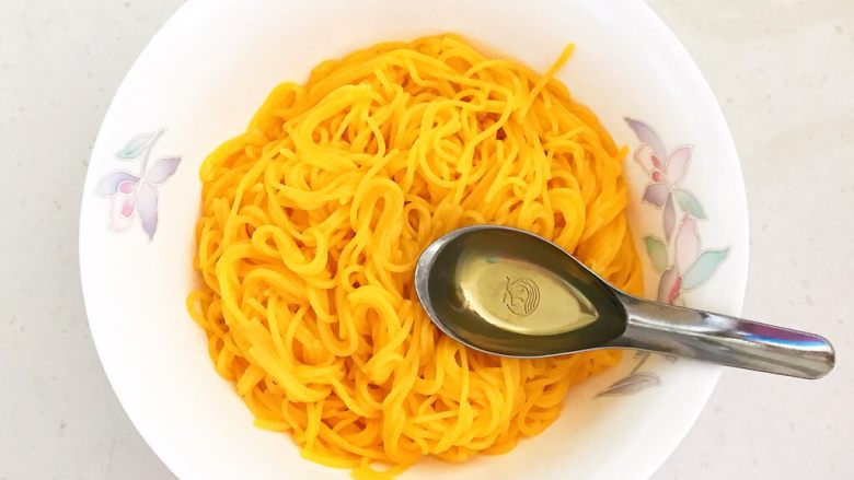 风味炒面 芽菜肉末炒玉米面,加入1勺葱油