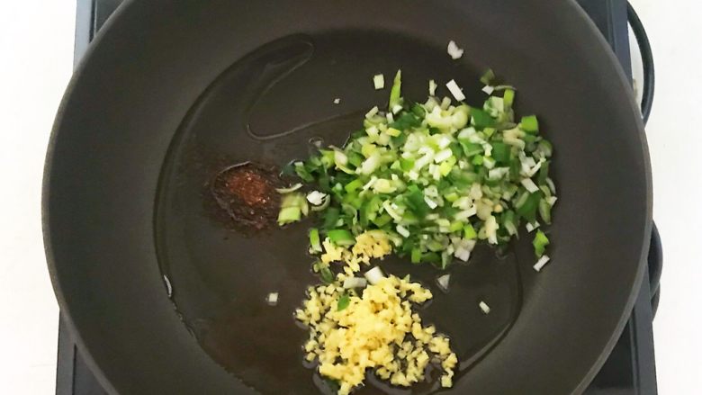 风味炒面 芽菜肉末炒玉米面,加入葱花和姜末