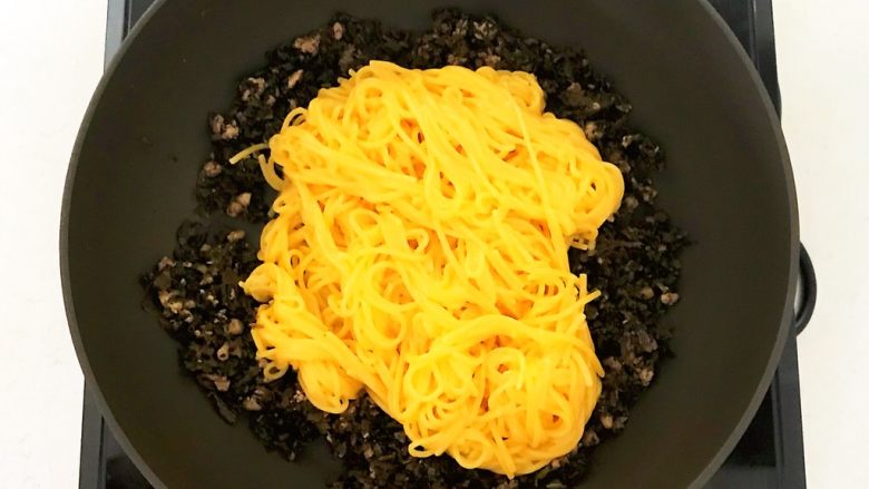 风味炒面 芽菜肉末炒玉米面,把玉米面条放入芽菜肉末中