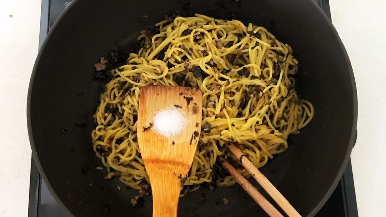 风味炒面 芽菜肉末炒玉米面,加入2克<a style='color:red;display:inline-block;' href='/shicai/ 3729'>白糖</a>