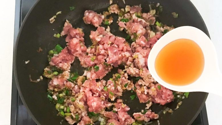 风味炒面 芽菜肉末炒玉米面,加入半勺<a style='color:red;display:inline-block;' href='/shicai/ 718'>料酒</a>